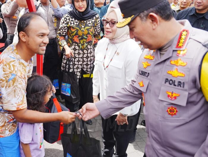 Kapolri, Listyo Sigit Beri Bingkisan Saat Tinjau Arus Mudik Nataru di Jal Tol Cikampek.