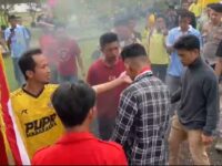 Pengurus dan Kader GMNI Sinjai saat Menggelar Aksi Unjuk Rasa di Kantor PUPR Sinjai. Foto (Ist).