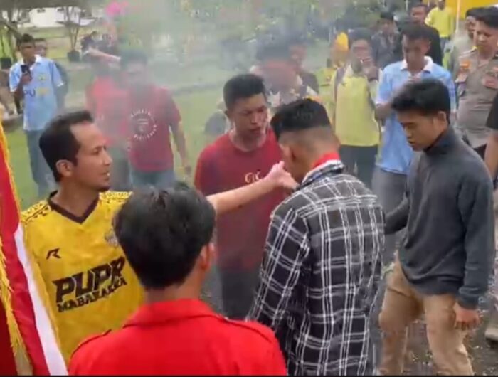 Pengurus dan Kader GMNI Sinjai saat Menggelar Aksi Unjuk Rasa di Kantor PUPR Sinjai. Foto (Ist).