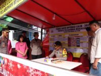 Kapolres Pelabuhan Makassar, AKBP Restu Wijayanto, melakukan kunjungan ke sejumlah Pos Pengamanan (Pospam), Pos Pelayanan (Posyan), dan Pos Terpadu Operasi Lilin 2024 di wilayah hukumnya, Minggu (29/12/2024).