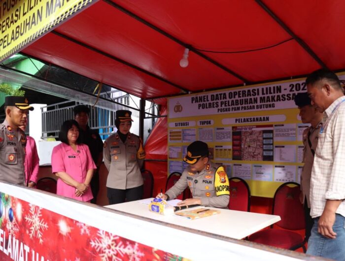 Kapolres Pelabuhan Makassar, AKBP Restu Wijayanto, melakukan kunjungan ke sejumlah Pos Pengamanan (Pospam), Pos Pelayanan (Posyan), dan Pos Terpadu Operasi Lilin 2024 di wilayah hukumnya, Minggu (29/12/2024).