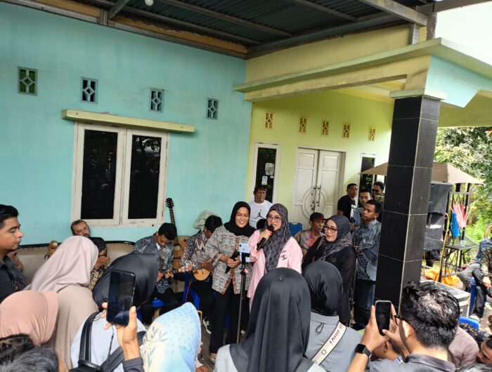 Bupati Gowa Terpilih, Husniah Talenrang saat Melantunkan Lagu di Acara Syukuran.