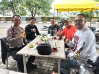 Kasatlantas Polres Gowa, Iptu Bahrul Diskusi Sambil Ngopi Bareng Anggota Club Motor. Foto (Historial.id).