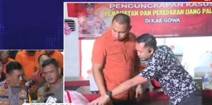 Kapolda Sulsel Irjen Yudhiawan Wibisiono saat konferensi pers kasus sindikat uang palsu di Mapolres Gowa, Kamis (19/12/2024).
