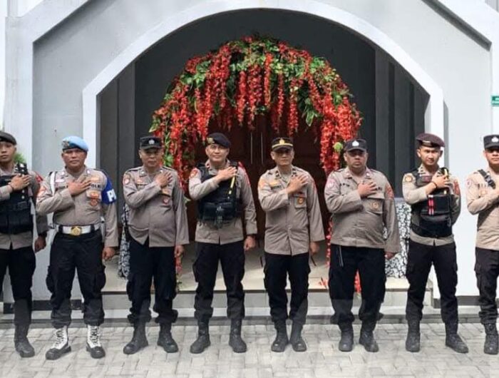 Polri melalui Polres Garut melaksanakan pengamanan di Gereja Pasundan Garut, Jawa Barat, Sabtu (21/12/2024).