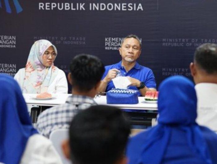 Menteri Koordinator Bidang Pangan Indonesia, Zulkifli Hasan bersama Bupati Terpilih Kabupaten Gowa, Husniah Talenrang.