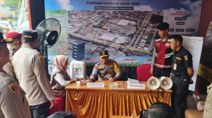 Kapolda Sulawesi Selatan, Irjen Pol Yudhiawan, melakukan peninjauan Pos Operasi Lilin pengamanan Natal 2024 dan Tahun Baru 2025.