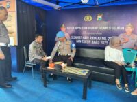 Dalam rangka mendukung kelancaran Operasi Lilin 2024, Seksi Kedokteran dan Kesehatan (Sidokkes) Polrestabes Makassar melaksanakan patroli pemeriksaan kesehatan dan membagikan bekal kesehatan (Bekkes) kepada aparat keamanan yang terlibat dalam operasi, Senin (30/12/2024).