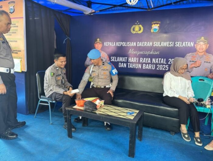 Dalam rangka mendukung kelancaran Operasi Lilin 2024, Seksi Kedokteran dan Kesehatan (Sidokkes) Polrestabes Makassar melaksanakan patroli pemeriksaan kesehatan dan membagikan bekal kesehatan (Bekkes) kepada aparat keamanan yang terlibat dalam operasi, Senin (30/12/2024).