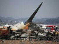 Dua pramugari selamat dari kecelakaan pesawat komersial Jeju Air di Bandara Internasional Muan Korea, Minggu (29/12/2024) pagi. Foto (Reuters).