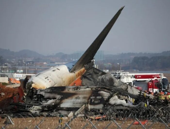 Dua pramugari selamat dari kecelakaan pesawat komersial Jeju Air di Bandara Internasional Muan Korea, Minggu (29/12/2024) pagi. Foto (Reuters).