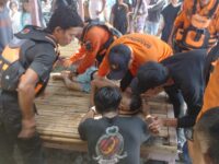 Tim Siaga SAR Nataru yang berada di sekitaran lokasi wisata pantai Lumpue Parepare mengevakuasi korban tenggelam Rabu (1/1/2025). (Ist)