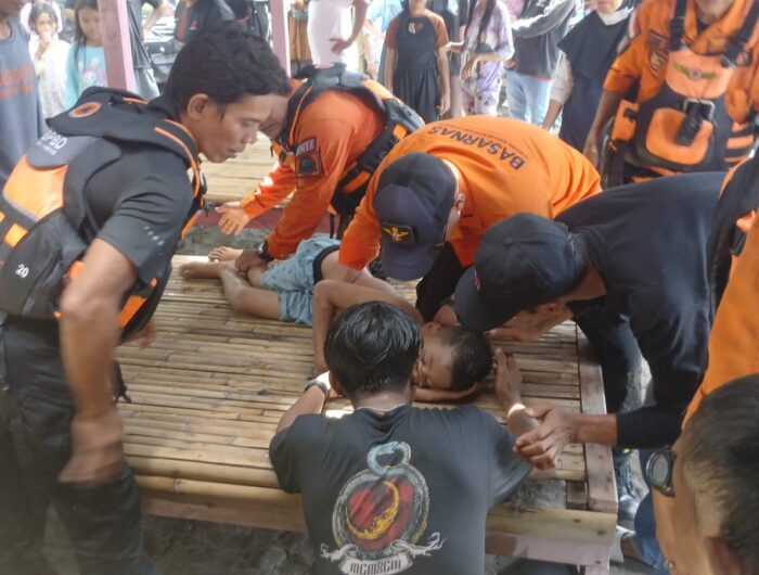 Tim Siaga SAR Nataru yang berada di sekitaran lokasi wisata pantai Lumpue Parepare mengevakuasi korban tenggelam Rabu (1/1/2025). (Ist)