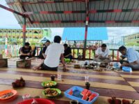 Ketua Yayasan Pendidikan Akasyah dan Sekolah Islam Terpadu Al Qalam Gowa, H Rohandi Gelar Acara Makan Siang Bersama Guru dan Staf. Foto (Ist).