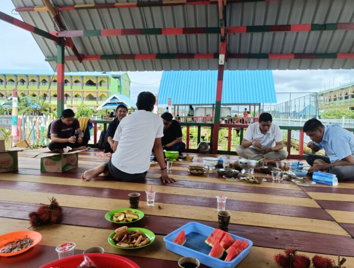 Ketua Yayasan Pendidikan Akasyah dan Sekolah Islam Terpadu Al Qalam Gowa, H Rohandi Gelar Acara Makan Siang Bersama Guru dan Staf. Foto (Ist).
