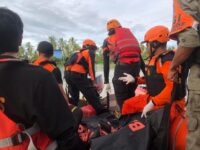 Kakek berumur 90 tahun di temukan dalam keadaan sudah tak bernyawa. Warga Desa Lea, Telu Setinge diduga terjatuh dari sampannya saat menyebrangi Sungai Walanae pada Rabu (1/1/2025). Foto (Ist).