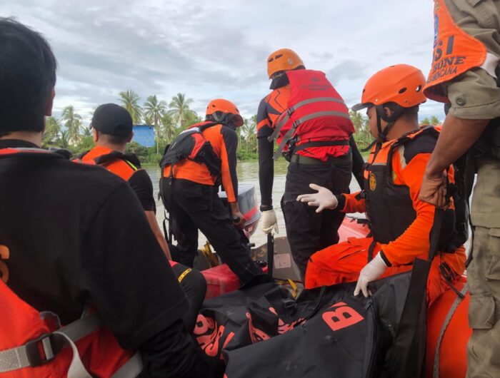 Kakek berumur 90 tahun di temukan dalam keadaan sudah tak bernyawa. Warga Desa Lea, Telu Setinge diduga terjatuh dari sampannya saat menyebrangi Sungai Walanae pada Rabu (1/1/2025). Foto (Ist).