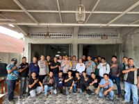 Kapolres Bone, AKBP Erwin Syah, S.I.K., M.H., saat wawancara di warkop Melocca, Jalan Sultan Hasanuddin, Watampone, Kabupaten Bone, Senin (6/1/2025).