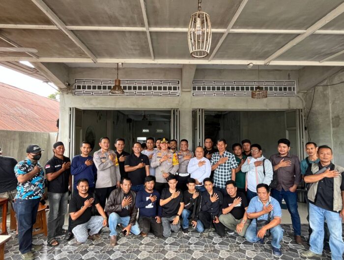 Kapolres Bone, AKBP Erwin Syah, S.I.K., M.H., saat wawancara di warkop Melocca, Jalan Sultan Hasanuddin, Watampone, Kabupaten Bone, Senin (6/1/2025).