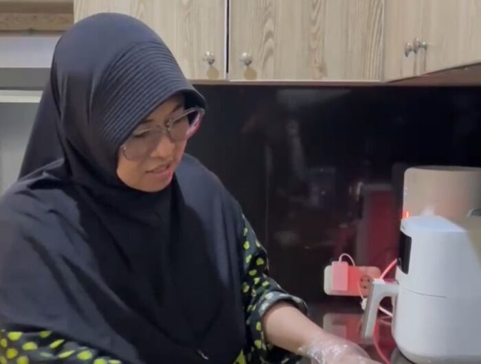 Bupati Terpilih Kabupaten Gowa di Pilkada 2024, Husniah Talenrang, misalnya. Sesibuk apapun dia dengan dunia politik yang digelutinya, jika berada di rumah, makan membuat dan menyiapkan makanan untuk suaminya, Khaerul Aco, adalah hal wajib dia lakukan. Foto (Ist).
