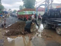 Personel Satuan Lalulintas (Satlantas) Polres Gowa bersama masyarakat setempat menggelar kerja bakti untuk menimbun jalan yang rusak dan berlubang di Jalan Poros Malino, Sungguminasa, Kecamatan Somba, Kabupaten Gowa. Foto (Ist).