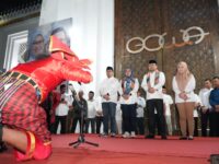 Husniah Talenrang-Darmawangsyah Disambut Angngaru, Bahkan Dipayungi di Masjid Agung Syekh Yusuf. Foto (Agus F).