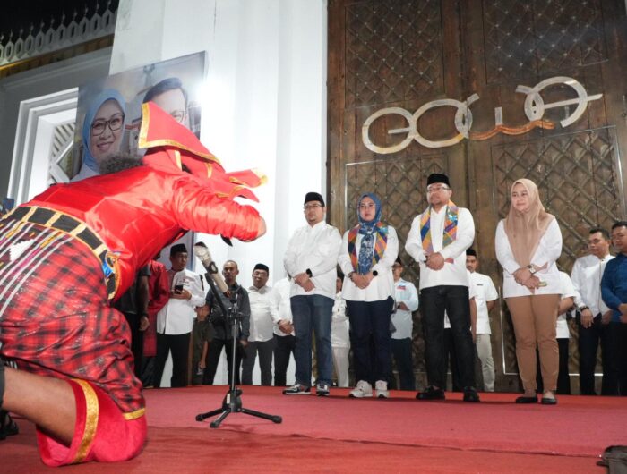 Husniah Talenrang-Darmawangsyah Disambut Angngaru, Bahkan Dipayungi di Masjid Agung Syekh Yusuf. Foto (Agus F).
