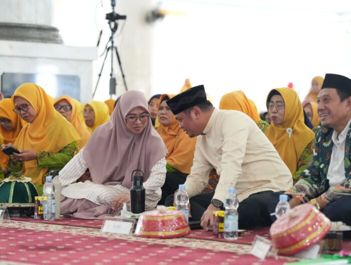 Bupati Gowa, Adnan Purichta dan Bupati Terpilih Gowa, Husniah Talenrang saat menghadiri acara milad Muhammadiyah Gowa. Foto (Agus F).