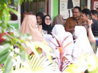 Husniah menyempatkan diri untuk mengunjungi SD Inpres Kampung Majeng dan SDI Bontonompo, pada Senin (13/1/2025).
