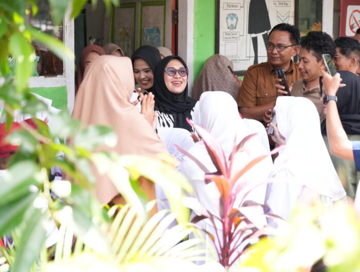 Husniah menyempatkan diri untuk mengunjungi SD Inpres Kampung Majeng dan SDI Bontonompo, pada Senin (13/1/2025).