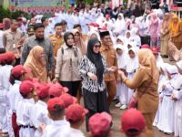 Bupati Terpilih Gowa, Husniah Talenrang, mengunjungi SD Inpres Kampung Bajeng dan SDI Bontonompo, Kabupaten Gowa, Sulsel, Senin (13/1/2025). Foto (Agus F).