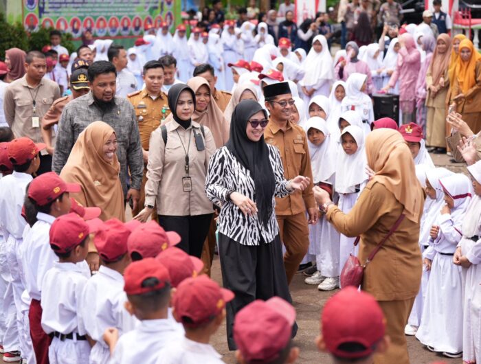 Bupati Terpilih Gowa, Husniah Talenrang, mengunjungi SD Inpres Kampung Bajeng dan SDI Bontonompo, Kabupaten Gowa, Sulsel, Senin (13/1/2025). Foto (Agus F).