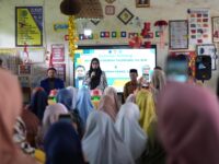 Anggota DPRD Sulsel Fraksi Partai Amanat Nasional (PAN), Kamaruddin Samad bersama Bupati Terpilih Kabupaten Gowa, Hj Sitti Husniah Talenrang, menyalurkan bantuan beasiswa kepada 108 siswa dan siswi di wilayah Kecamatan Pallangga, Kabupaten Gowa, tepatnya di SD Inpres Bontoala 1 pada Kamis, 16 Januari 2025. Foto (Agus F)