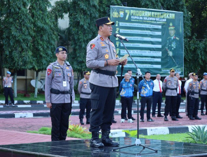 Kapolda Sulawesi Selatan, Irjen Pol. Yudhiawan S.H., S.I.K., M.H., M.Si., memimpin Upacara Pemberian Penghargaan dan Pemberhentian Tidak Dengan Hormat (PTDH) terhadap personel Polda Sulsel di Lapangan Upacara Mapolda Sulsel, Selasa (14/01/2025). Foto (Ist).