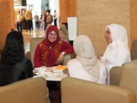 Dua bupati terpilih dari Sulawesi Selatan, Husniah Talenrang dari Gowa dan Andi Ina Kartika Sari dari Barru, bertemu di Hotel Claro, Kamis (16/1), di Kota Makassar.