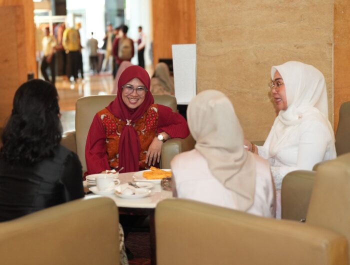 Dua bupati terpilih dari Sulawesi Selatan, Husniah Talenrang dari Gowa dan Andi Ina Kartika Sari dari Barru, bertemu di Hotel Claro, Kamis (16/1), di Kota Makassar.