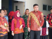Bupati Gowa, Adnan Purichta Ichsan mengajak Bupati Terpilih di Pilkada Gowa 2024, Sitti Husniah Talenrang, meninjau pembangunan Rumah Sakit (RS) Pratama di Kecamatan Bontonompo dan Lembaga Pendidikan Mahasantri (LPM) di Kecamatan Bajeng, Kamis (16/1/2025). Foto (Agus F).