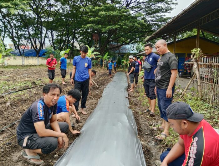 Tim Damkar Kabupaten Bulukumba melaksanakan kegiatan Gerakan Menanam Cabai di Kecamatan Ujung Bulu, Kabupaten Bulukumba, yang diinisiasi oleh Pengawal Damkar, pada Selasa (21/1/25). Foto (Ist).