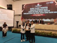 Komisi Pemilihan Umum (KPU) Kabupaten Gowa, Sulawesi Selatan (Sulsel) secara resmi telah menetapkan pasangan calon (paslon) Sitti Husniah Talenrang-Darmawangsyah Muin (Husniah-DM) sebagai Bupati terpilih Kabupaten Gowa. Foto (Historial/Ilham).