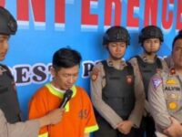 Tersangka, Antoni Romansyah (44) yang tewaskan satu keluarga di Jalan Hangtuah Pekanbaru saat konferensi pers di Polresta Pekanbaru. Foto: (Antara).