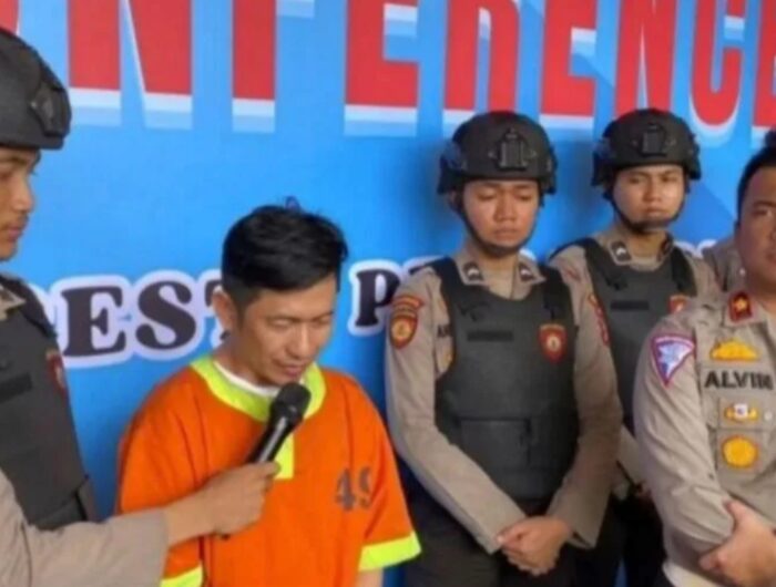 Tersangka, Antoni Romansyah (44) yang tewaskan satu keluarga di Jalan Hangtuah Pekanbaru saat konferensi pers di Polresta Pekanbaru. Foto: (Antara).