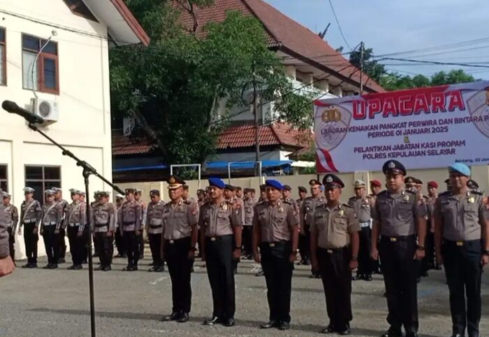 Kapolres Selayar Pimpin Korps Raport Kenaikan Pangkat 24 Personil dan Kukuhkan Kasi Propam. Foto (Ist).