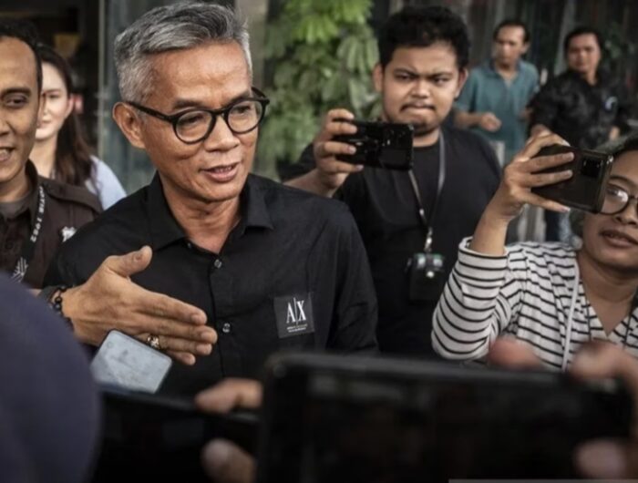 Mantan anggota KPU Wahyu Setiawan (tengah) berjalan keluar usai menjalani pemeriksaan di Gedung KPK, Jakarta, Senin (29/7/2024). ANTARA