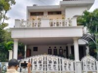 Komisi Pemberantasan Korupsi (KPK) melakukan penggeledahan di rumah milik Sekretaris Jenderal PDIP, Hasto Kristiyanto, yang berlokasi di Bekasi, Jawa Barat. Foto (Viva).