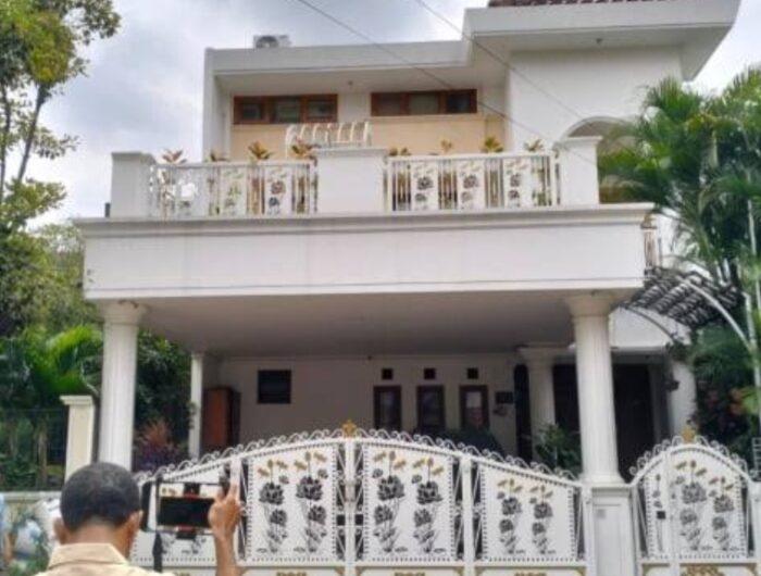 Komisi Pemberantasan Korupsi (KPK) melakukan penggeledahan di rumah milik Sekretaris Jenderal PDIP, Hasto Kristiyanto, yang berlokasi di Bekasi, Jawa Barat. Foto (Viva).
