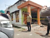 Polisi saat melakukan olah TKP. (Syaiful/SJP)