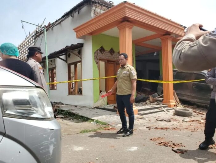 Polisi saat melakukan olah TKP. (Syaiful/SJP)