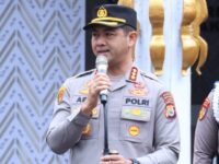 Kapolrestabes Makassar yang baru, Kombes Pol Arya Perdana, memimpin apel pertamanya di Polrestabes Makassar pada Senin (13/1/2025). (Ist).