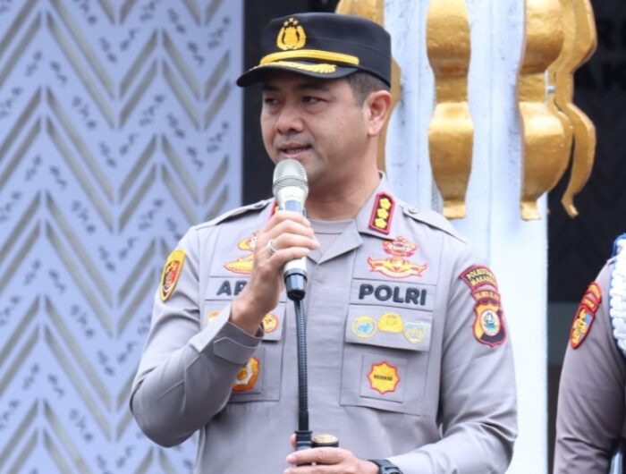 Kapolrestabes Makassar yang baru, Kombes Pol Arya Perdana, memimpin apel pertamanya di Polrestabes Makassar pada Senin (13/1/2025). (Ist).