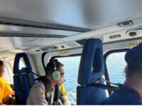 Kapolres Selayar Pimpin Pencarian Korban KMN Harapan Jaya Gunakan Helikopter. Foto (Ist).